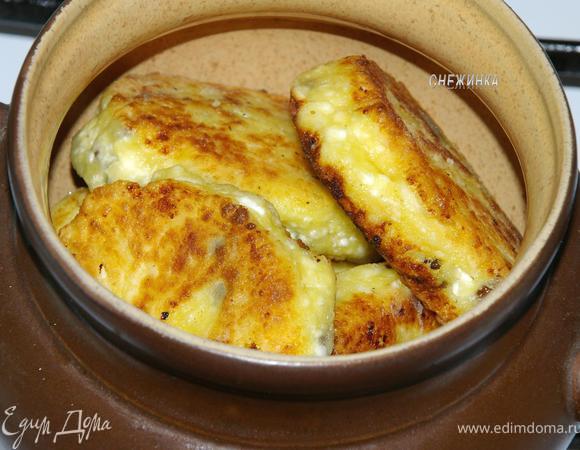 Уложить сырники в горшочек.