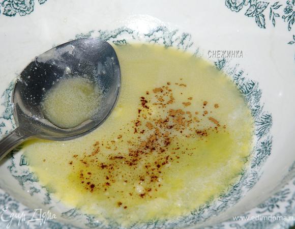 Теперь приготовим соус. Масло сливочное растопить, добавить сахар, корицу и ванилин, перемешать. Лучше сразу это делать в кастрюльке или миске, которую можно греть на плите.