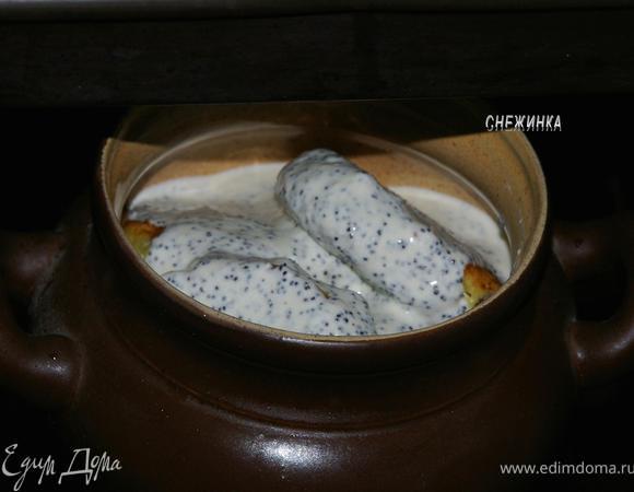 Залить сырники маковым соусом. Поставить в духовку, разогретую до 190°С, и запекать минут 8–10. 