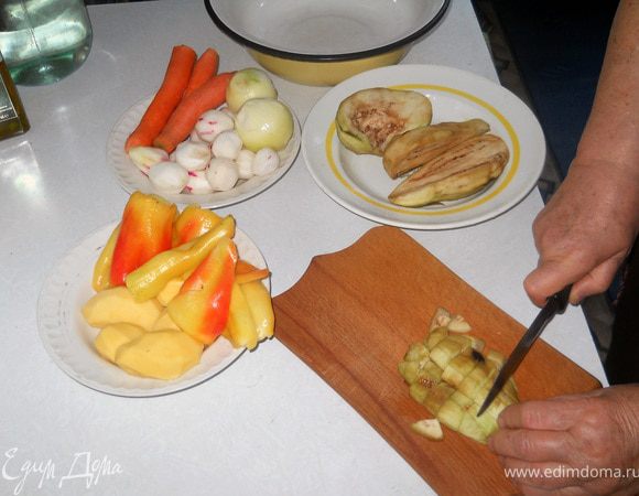 Нарезать средней величины кубиками:
баклажаны