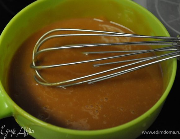 Выложить карамель в миску для микроволновки,добавить 1стол.л воды.На 1-2мин.до растворения карамели.Размешать и вылить на чизкейк,выровнять лопаточкой.Затем поверх выложить пекан.