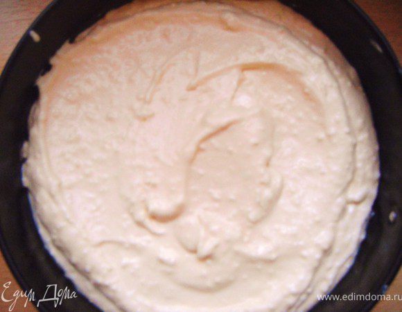 Взбить сахар с яйцами, а потом добавить творог. 
Взбить в однородную пышную массу и выложить сверху на овсяное тесто. 
