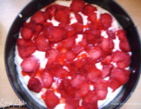 Ягоды нарезать, выложить на творог  и слегка вдавить их в творожную массу. 