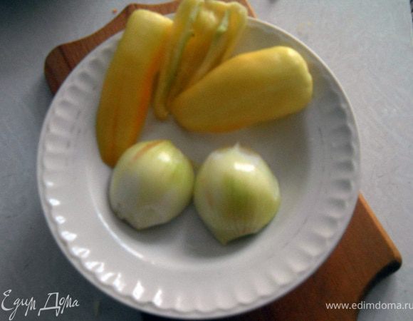 Когда я резала болгарский перец и лук, то я чуть-чуть оставила их для поджарки.
Она придаст блюду специфический запах. Тот лук, который мы уже засыпали в скороварку такого запаха не придадут.