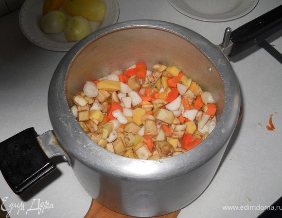 Высыпаем все это в скороварку, на дно которой обязательно надо положить алюминиевую прокладку из комплекта скороварки.