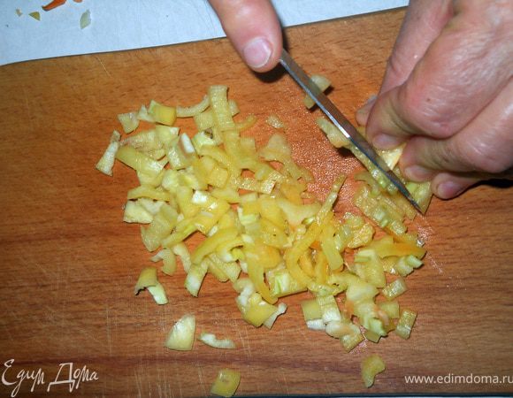 Теперь нарезаю, только помельче, чем в предыдущий раз - перец болгарский