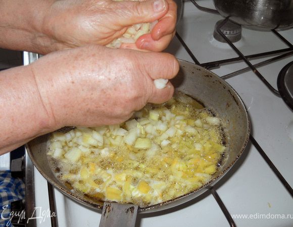 Приготовленные для зажарки лук и перц надо слегка притомить на сковородке с подсолнечным маслом.