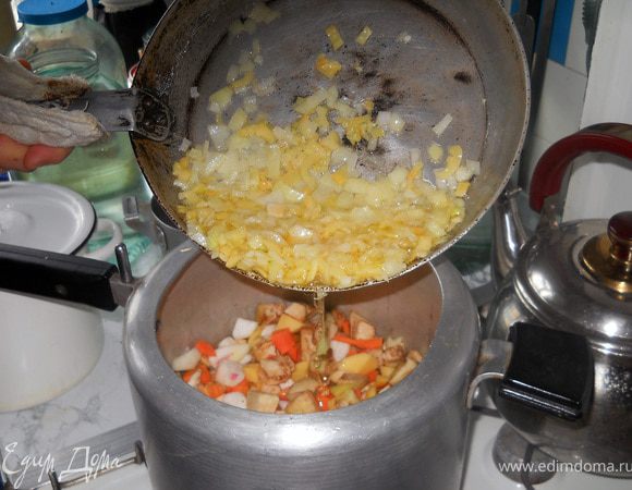 И сразу же добавляю их в нашу скороварку.