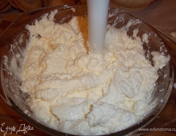 приготовить чай (как для утреннего чаепития), остудить. 
Творог смешать с сахаром и ванилином, можно добавить чуть  кипяченной холодной воды, если творог плотный. Творог должен получится как творожная масса, или как крем. 