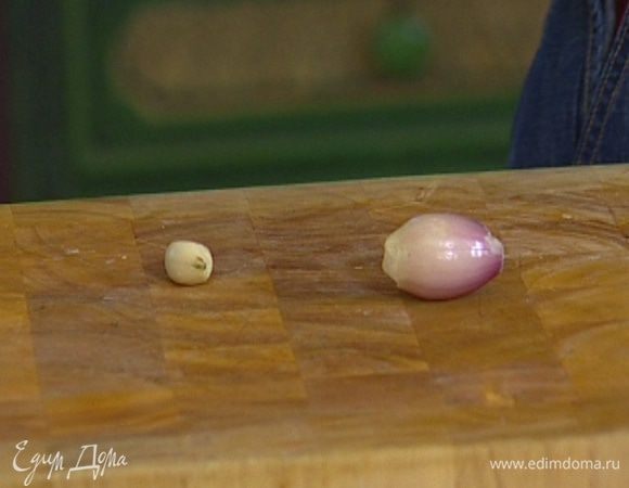 Одну луковицу шалота и чеснок почистить.