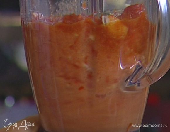 Приготовить томатный соус: подготовленные помидоры, шалот и чеснок поместить в блендер, добавить сахар, протертые помидоры, уксус и 3 ст. ложки оливкового масла, все взбить в однородное пюре.