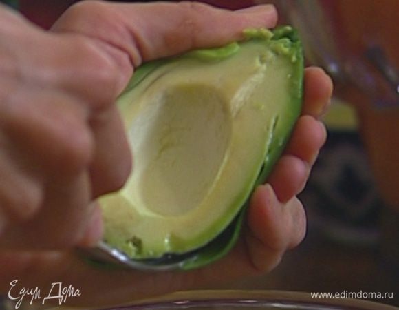 Авокадо разрезать пополам вдоль, удалить косточку, вынуть мякоть и слегка раздавить вилкой.