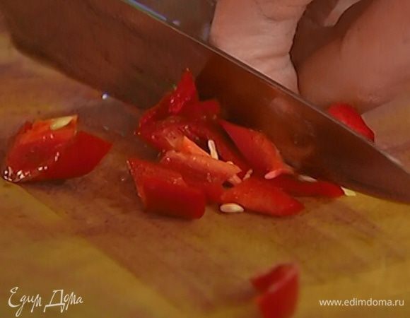Перец чили, удалив семена, нарезать тонкими полосками.