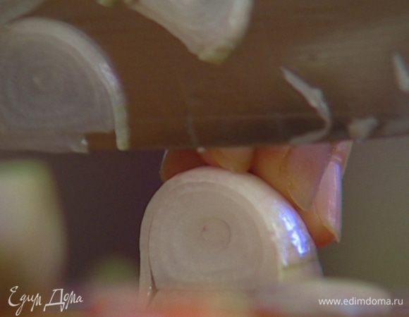 Оставшийся шалот почистить и нарезать тонкими полукольцами.