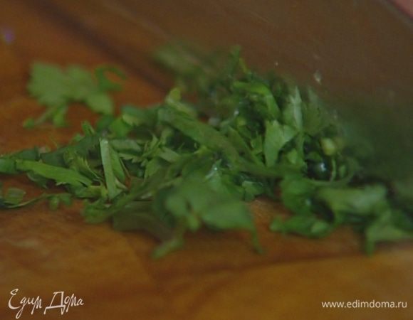 Кинзу мелко порубить.
