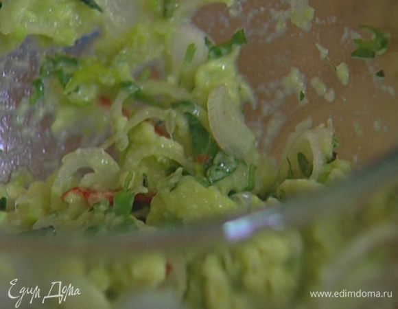 Соединить мякоть авокадо, перец чили, шалот, кинзу, цедру и половину сока лайма, посолить, поперчить и перемешать.