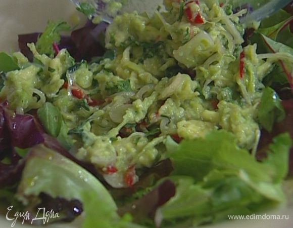 Горсть салатного микса положить в большое блюдо, сбрызнуть оливковым маслом и соком лайма, затем выложить авокадо с шалотом, креветки и оставшийся салатный микс.