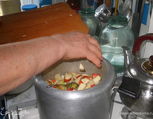 Лук-порей и яблоко, можно было готовить и вместе со всеми предыдущими ингредиентами, которые мы засыпали уже в скороварку, но я просто решила их добавить в этот рецепт, в последний момент. Пользуясь тем, что как я уже писала в комментарии к этому блюду - в рагу можно добавлять любые овощи, которые Вы найдете у себя на кухне.