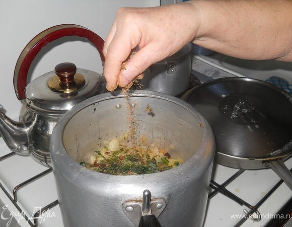 Добавляем специи для овощей по вкусу