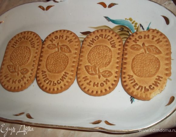 обмокнуть печенье в чае и выложить на  блюдо.