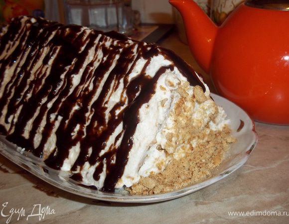 Готовим помадку: Сахар перемешать с какао, добавить молоко, и все хорошо смешать. На медленном огне доводим массу до кипения, постоянно помешивая. Когда закипит, добавить масло, зать еще раз закипеть. Все помадка готова. Когда слегка остынет, украсить по своему усмотрению. 