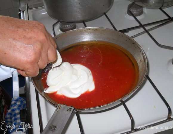 Теперь готовим соус.
В сковородку с подсолнечным маслом вливаем томатный сок и добавляем сметану.
Томатный сок я беру собственного приготовления, но можно взять и магазинную или приготовить из томатной пасты.