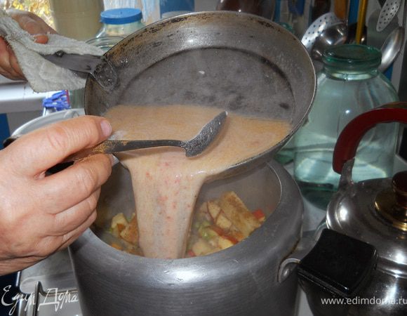 Заливаем соус в скороварку.