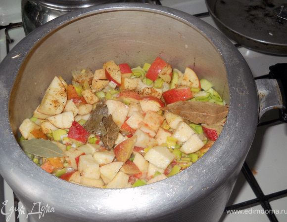 Соуса должно получиться примерно 1/3 уровня, засыпанного нами в скороварку ассорти.
Вид в скороварке должен получиться примерно таким.