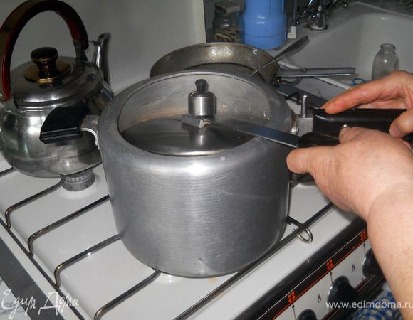 Закрываем скороварку.