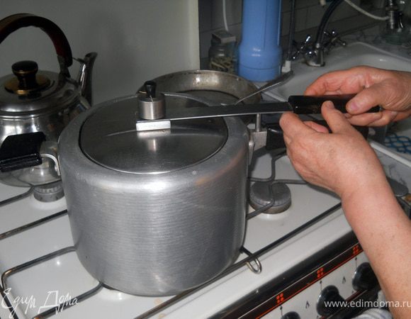 Обязательно проверить, чтобы скороварка была закрыта правильно, без перекосов.