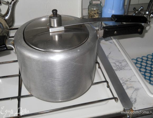 Закрываем скороварку и ставим на сильный огонь до закипания.