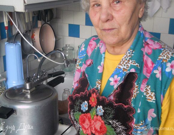 Как только скороварка начнет стравливать пар через предохранительный клапан с характерным свистом - перейти на МИНИМАЛЬНЫЙ огонь. Тушить 15 минут.
По истечению указанного времени - просто выключить огонь и ждать остывания скороварки. Стравливать пар принудительно не рекомендую. Так как именно в этот момент блюдо доходит до нужной кондиции.