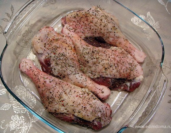 Подготовить утиные ножки. Помыть , обсушить бумажным полотенцем, срезать лишний жир. Посолить, поперчить, посыпать сушеным розмарином и оставить мариноваться на несколько часов, а лучше на ночь.