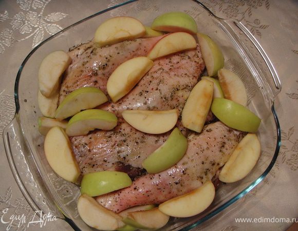 Разогреть духовку до 250℃. Уложить ножки в жаропрочную форму. Смазать ножки оливковым маслом (для образования румяной корочки) и обложить порезанными яблочками. Накрыть фольгой и поставить в духовку на 1 час.