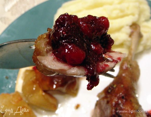 Подавать с картофельным пюре и брусничным соусом, а также с запечеными яблочками. Невероятно вкусно!