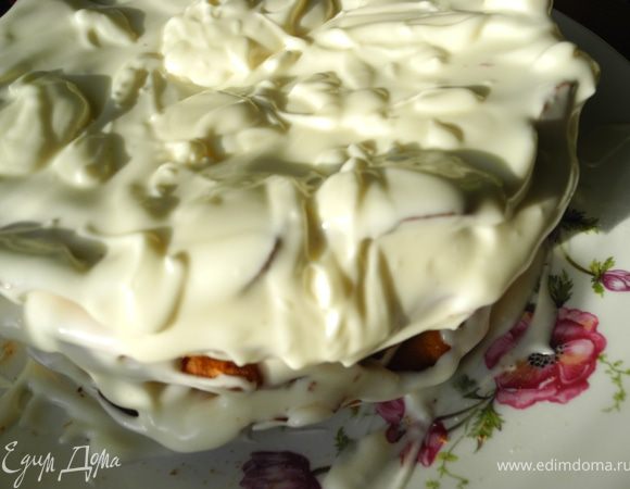 Верхний слой обильно поливаем кремом. А теперь желательно набраться терпения и подождать часов 12, в это время можно поставить его на балкон или в холодильник. Можно первые несколько часов для лучшей пропитки оставить при комнатной температуре. Коржи должны хорошенько пропитаться сметанным кремом. Улетучился торт мгновенно, очень вкусно получилось!