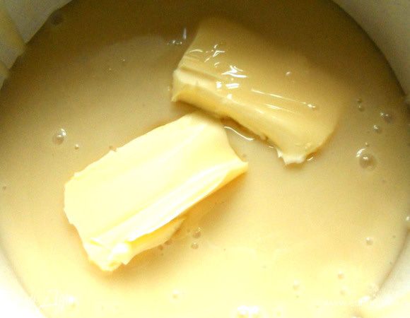 В небольшую кастрюлю с толстыми стенами и дном перелить молоко, добавить масло. На умеренном огне довести до кипения, затем огонь убавить до минимума и готовить, постоянно помешивая (иначе появятся коричневые карамельные сгустки, а там и подгорит вовсе!), 10 минут или чуть дольше (консистенция должна быть не такой густой, как для "бригадейро"). Приятного слегка карамельного оттенка.