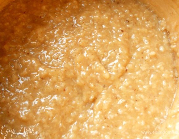 По рецепту полагалось добавить кокосовую стружку сразу, но я про нее совершенно забыл, поэтому отправил ее практически в самом конце варки. И что самое приятное в "поцелуйчиках", в отличии от "бригадейро" - их консистенцию всегда можно подкорректировать, добавив чуть больше кокосовой стружки:) Остудить, затем отправить в холодильник на час.