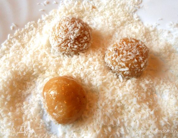 Обвалять в кокосовой стружке.