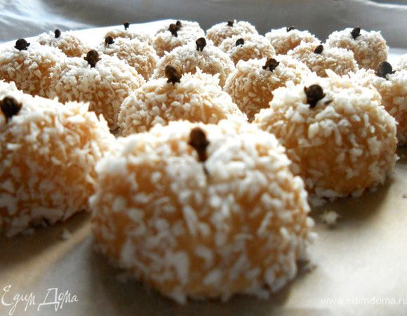 И последний штрих - воткнуть палочки гвоздики. Конечно, можно обойтись и без них, но это аутентичная деталь:) Хотя и надоедает их последующее выковыривание:) И кстати, постояв несколько часов и слегка впитав в себя аромат пряности, конфеты стали еще более душевными! Знают бразильцы толк в десертах:) Из минусов очевиден лишь один - тяжело мыть кастрюлю после приготовления:)