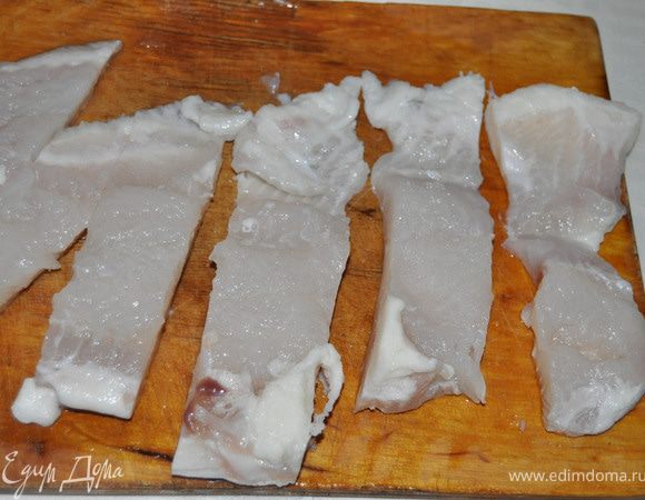 Рыбу помыть,порезать на средние кусочки