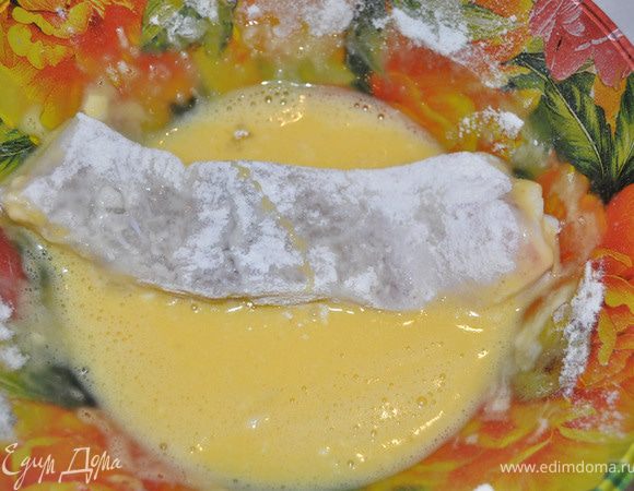 Обвалять рыбу в муке, потом в яйце.