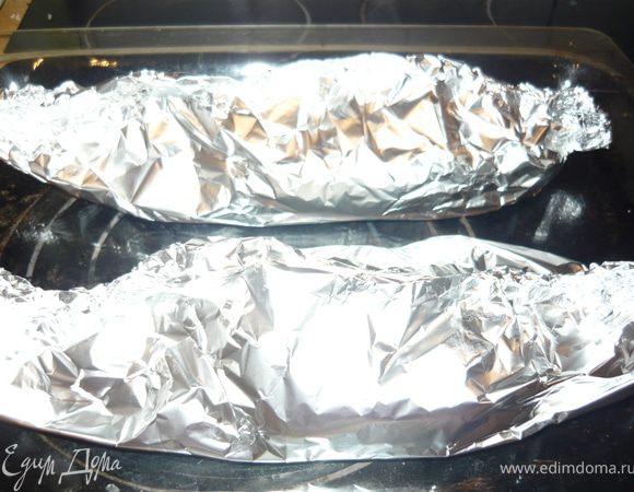 Запекать 20 минут при температуре 220 градусов. Развернуть пакетики, включить духовку на режим гриль и дать рыбе подрумяниться минут 5.
