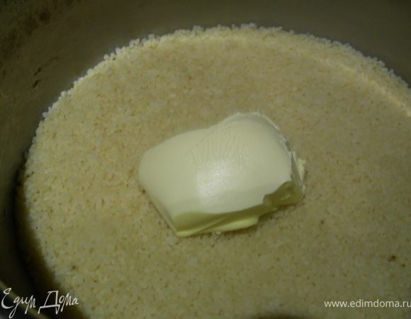 Готовим кускус (Кускус готовим в пропорции с водой 1:1. Доводим до кипения 1 стакан воды, заливаем им кускус, сразу же снимаем с огня, накрываем крышкой и оставляем минут на 5. Затем добавляем сливочное масло (можно немного лимонного сока, особенно, если кускус для салата), вмешиваем его, потом с помощью вилки тщательно взбиваем кускус минуты 3-5, избавляясь от всех комочков. Он должен получиться рыхлый и воздушный).
