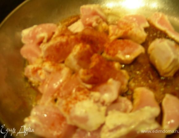 Курицу нарезаем небольшими кусочками. Мне нравится ее обжарить с 1 ст.л. оливкового масла, 1 ст.л. соевого соуса и паприкой (минут 5). Вы можете использовать вареную или запеченную курочку.
