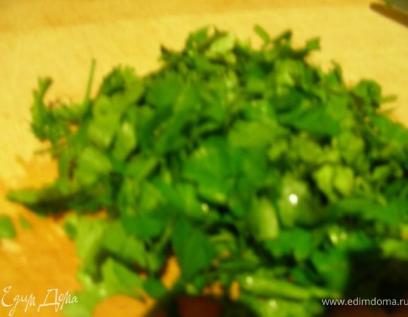 Нарезаем зелень. Оливковое масло (если используете) смешиваем с лимонным соком (я его добавляю сразу в салат).
