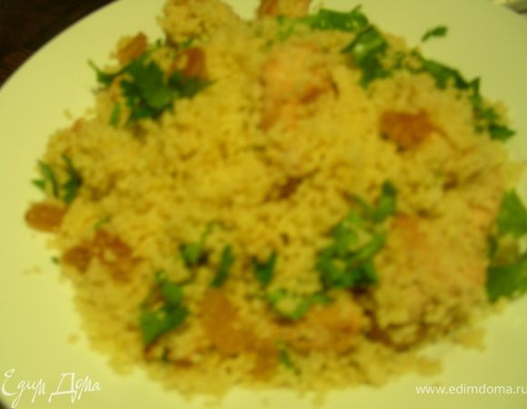 Выкладываем в салатницу кускус, куриное филе, зелень, изюм. Все тщательно перемешиваем, заправляем заправкой (или просто лимонным соком), солим, перчим и подаем. Приятного аппетита))
