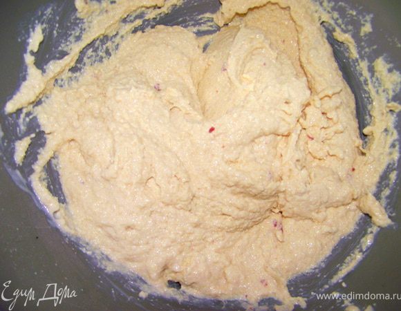 В йогурт добавить манку и оставить набухать на 30 минут.