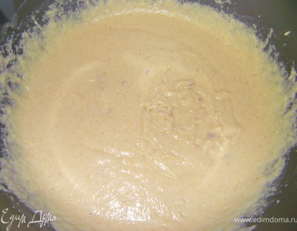 Когда манка набухла добавить яйца, растопленное слив. масло и сахар. Тщательно перемешать.