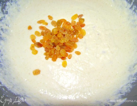 Изюм промыть добавить к манке. Перемешать.